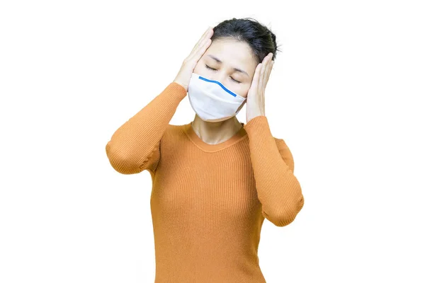 셔츠를 아시아인 여성은 의료용 마스크를 배경에 개념을 — 스톡 사진