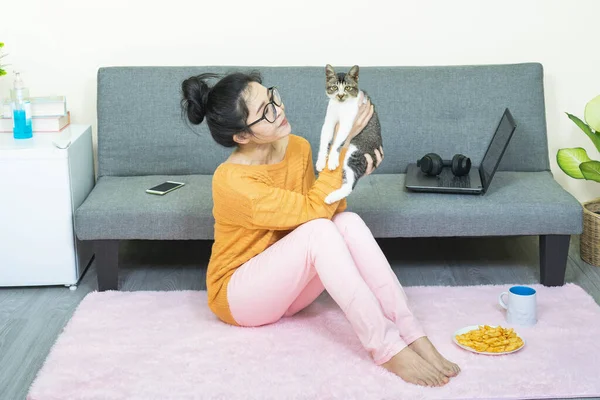 선택적 초점을 맞추는 아름다운 여성은 주황색 뜨개질을 거실에 고양이와 검역을 — 스톡 사진