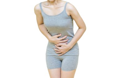 Gri elbiseli bir kadının bedeni ellerini karın bölgesine koydu. Beyaz arka planda karın ağrısı, karın ağrısı, sağlık sigortası konsepti.