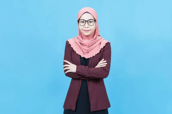 Portré Fiatal Gyönyörű Ázsiai Üzleti Muszlim Hagyományos Ruha Visel Piros — Stock Fotó