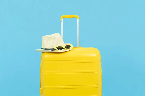 Vacaciones Verano Vacaciones Concepto Viaje Maleta Amarilla Sombrero Sol Equipaje — Foto de Stock