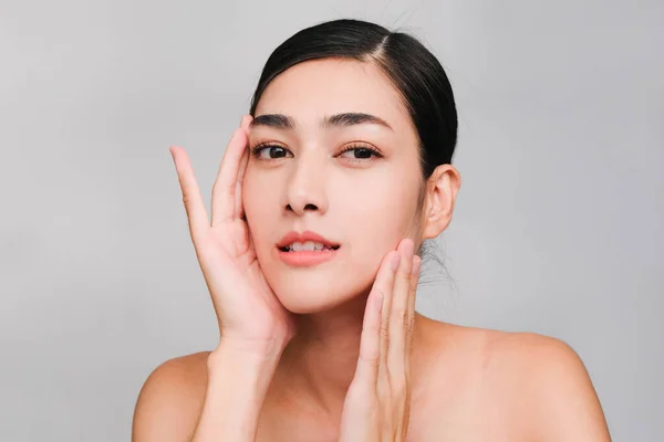 Ung Vacker Asiatisk Kvinna Med Ren Fräsch Och Ljus Hud — Stockfoto