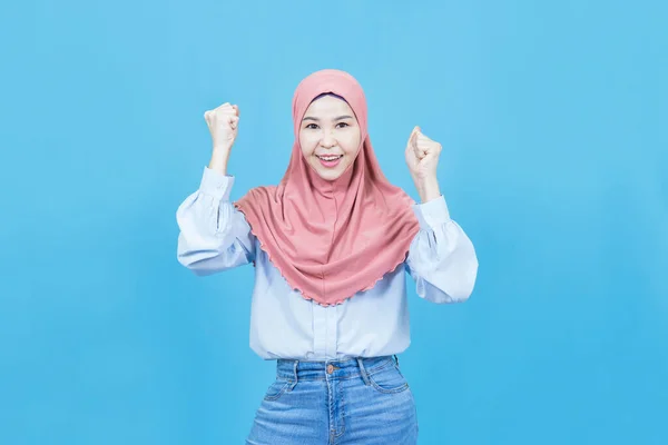 Fiatal Gyönyörű Ázsiai Muszlim Visel Hagyományos Ruha Mosolygós Boldog Izgatott — Stock Fotó