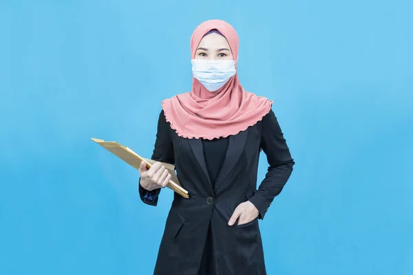 Portré Fiatal Gyönyörű Ázsiai Üzleti Muszlim Hagyományos Ruha Visel Orvosi — Stock Fotó