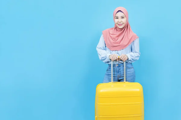 Portré Fiatal Gyönyörű Ázsiai Muszlim Hagyományos Ruha Sárga Bőrönd Vagy — Stock Fotó