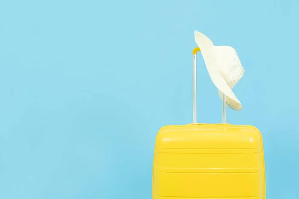Nyári Ünnepek Nyaralás Utazási Koncepció Sárga Bőrönd Vagy Bőrönd Bőrönd — Stock Fotó