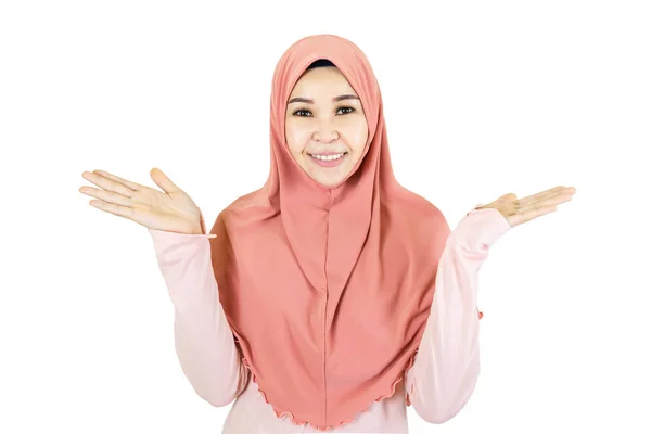 若いですイスラム教徒アジアの女性で伝統的なドレスは白い背景に孤立笑顔 — ストック写真