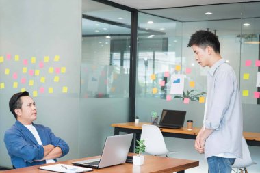 Modern ofisteki birkaç sıradan iş adamı, yönetici ya da patron personeli suçladı, iş başarısız oldu! Olumsuz kavram