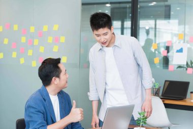 Modern ofisteki sıradan iş adamları, yöneticiler veya patronlar personele övgüler yağdırıyor.,