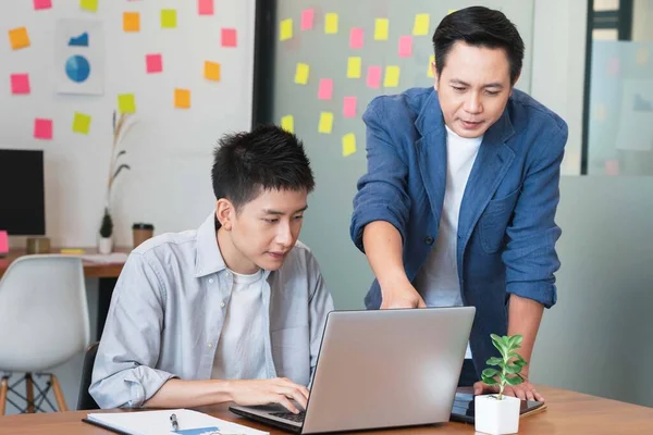 Modern ofiste toplanan bir çift iş adamı, yararlı bir erkek patron akıl hocası, yeni online projeyi, dizüstü bilgisayarı ve takım çalışmasını işaret eden genç bir stajyer öğrenciye anlatıyor..