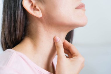 Elleri ağrılı bir kadın. Sağlık sigortası kavramı. Seçmeli odaklanma.