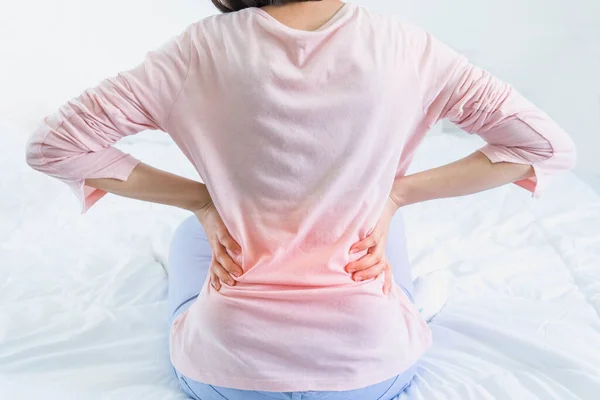 Mujer Atractiva Con Dolor Espalda Casa Dormitorio Esta Cama Cómoda —  Fotos de Stock