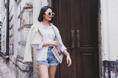 Fotokopi makinesi olan modaya uygun bir kadın. Şehirde dolaşan genç ve güzel bir bayanın görüntüsü.