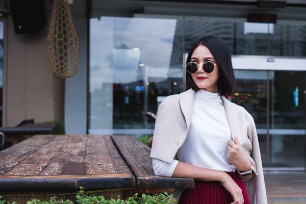 Mujer Hipster Bastante Joven Asiática Gafas Sol Moda Abrigo Vintage —  Fotos de Stock