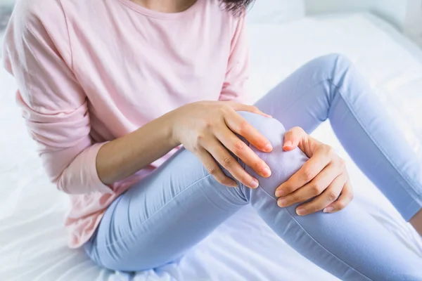 Woman Holding Knee Pain Bed Health Care Medical Concept — Stock Photo, Image