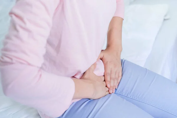 Nőgyógyászati Fogalom Fiatal Kezei Gyomorban Amikor Menstruációs Görcsben Emésztési Zavarban — Stock Fotó