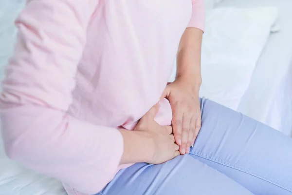 Concepto Ginecología Las Manos Las Mujeres Jóvenes Estómago Que Sufren — Foto de Stock