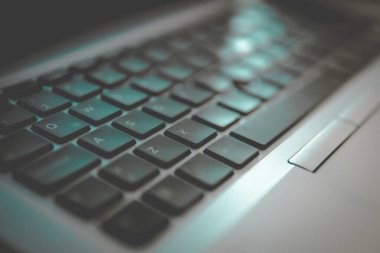 Gri bilgisayar klavyesi, görüntüyü kapat