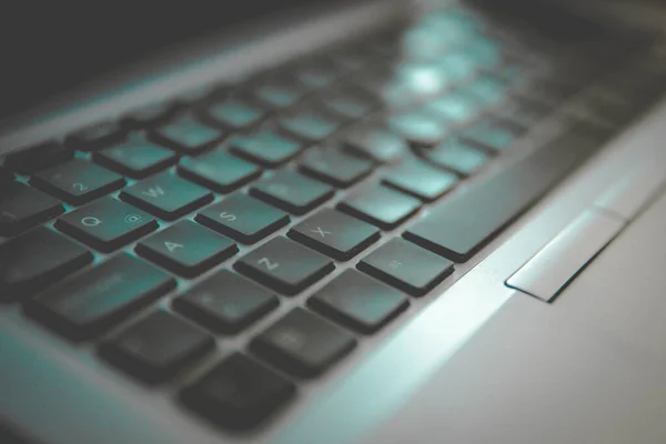 Gri bilgisayar klavyesi, görüntüyü kapat