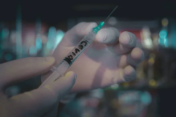 Covid 19 ve Coronavirüs 'e karşı aşı üreten bilim adamı.