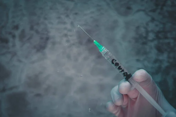 Coronavirus aşısı olan bir şırınga.