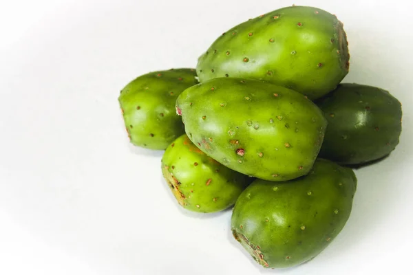 Dikenli armutlar, Meksika 'nın popüler meyveleri, beyaz arka planda.