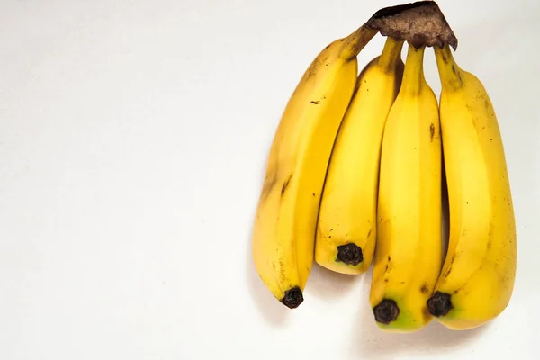 Beyaz arkaplanda istiflenmiş muzlar, görüntüyü kapatın