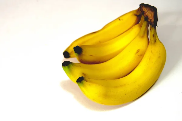 Beyaz arkaplanda istiflenmiş muzlar, görüntüyü kapatın