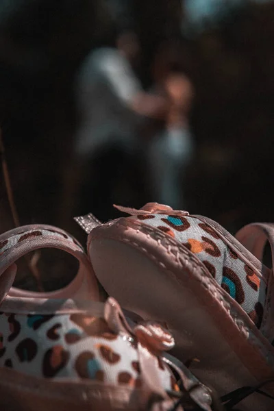 Bir çift şirin pembe bebek ayakkabısı. 