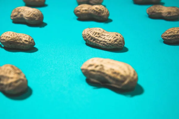 mavi arka planda yer fıstıkları