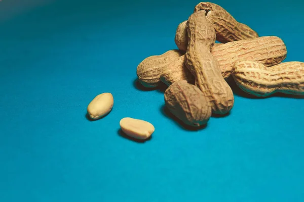 mavi arka planda yer fıstıkları