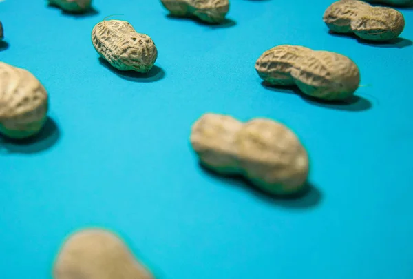 mavi arka planda yer fıstıkları