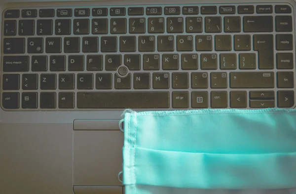 Bilgisayar masasında yeni normal, yüz maskesi