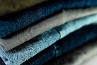 Yığılmış kot pantolon, görünüm dokularını kapat