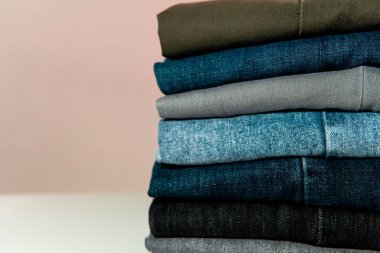 Kotlar istiflendi, yakın görünüm ve metin yerleştirme alanı var