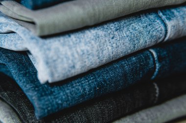 Katlanmış erkek pantolonu, farklı renklerde.