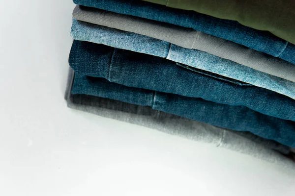 Metin yazmak için boş alanı olan çok renkli pantolon yığını