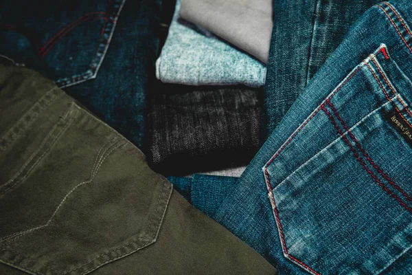 Farklı renkte kot pantolon.