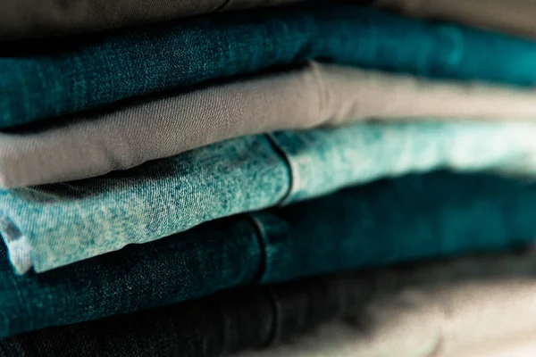 Farklı renkte kotlar, moda.