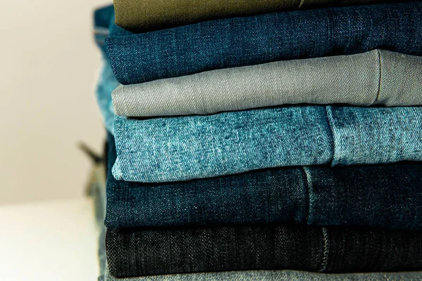 Değişik renklerde erkek pantolonu.