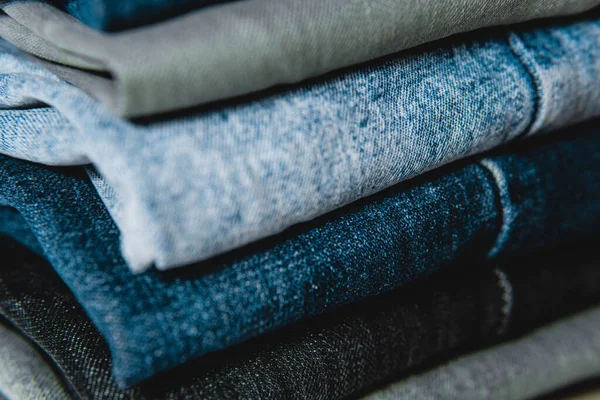 Katlanmış erkek pantolonu, farklı renklerde.