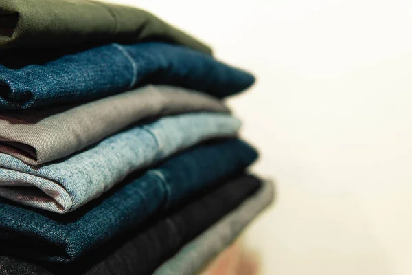 Metin yazmak için boş alanı olan çok renkli pantolon yığını