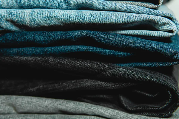 Farklı renkte dizilmiş kotlar