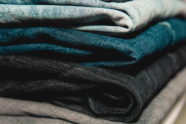 Farklı renklerde pantolon koleksiyonu, kapakları kapatın, moda ve can yeleği