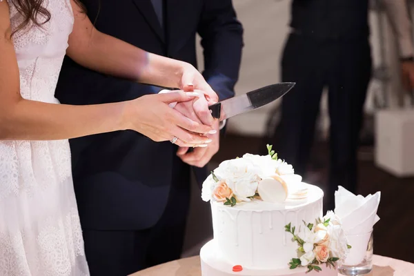 Braut Und Bräutigam Schnitten Den Kuchen Abendessen Arrangement — Stockfoto