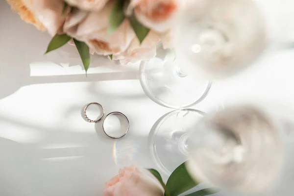 Anéis Casamento Estão Lado Dois Copos Champanhe Buquê Rosas Sol — Fotografia de Stock
