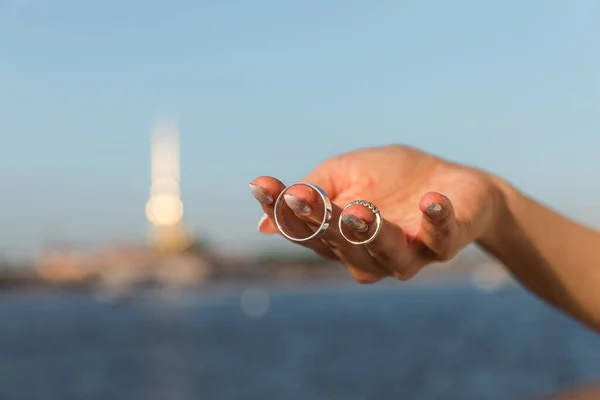 Anéis Casamento Pendurados Nos Dedos Noiva Sol — Fotografia de Stock