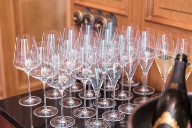 Ziyafet sırasında masada bir sürü boş temiz şarap kadehi var.