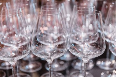 Ziyafet sırasında masada bir sürü boş temiz şarap kadehi var.