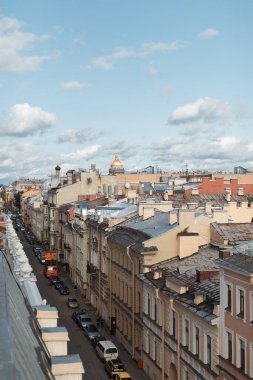 Saint-Petersburg şehrinin çatısından Isaak Katedrali 'nde gün batımı manzarası. Şehrin eski çatısı. Eski tarihi şehir. Şehrin tepesinde inanılmaz bir gün batımı.